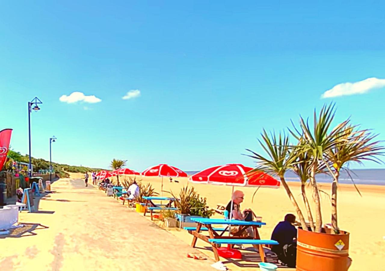 Romantic Lakeside Cottage By The Beach! With Super Cosy Log Burner! The Perfect Escape To Your Home From Home By The Sea! So Relaxing - You Won'T Want To Leave! Pet Friendly! Mablethorpe Exterior foto